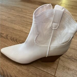 New Women's White Western Ankle Boots Indigo Rd - Stylish Pointed Toe Booties